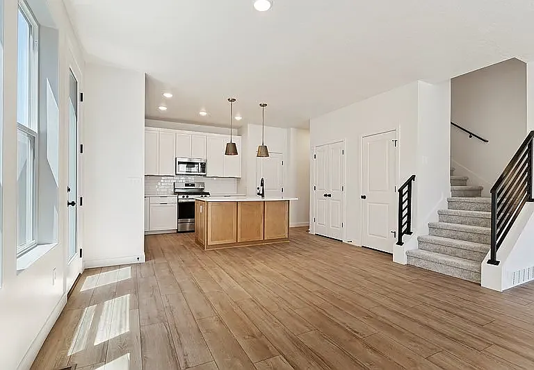 4 bed, 3048 sqft, $2,900 — Photo 3