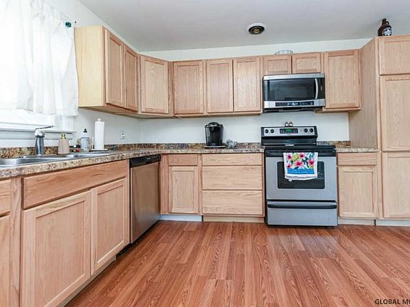 5th image of 8 Carol Ann Dr