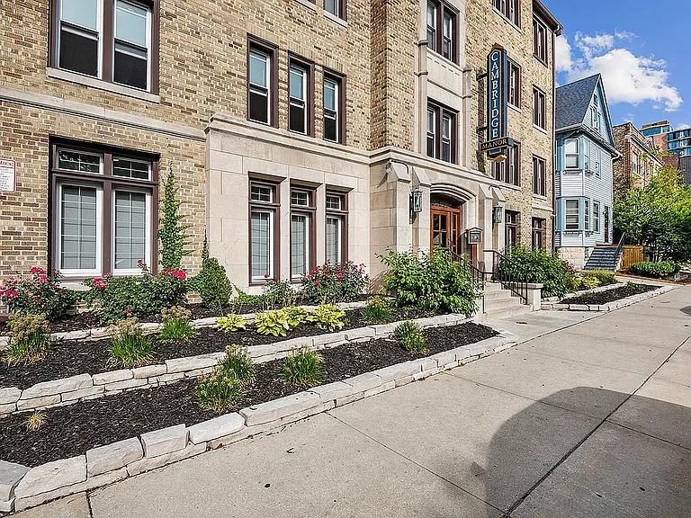 Cambridge Manor — Photo 20