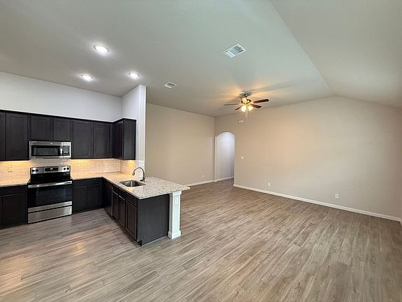 4th image of 426 Emma Dr
