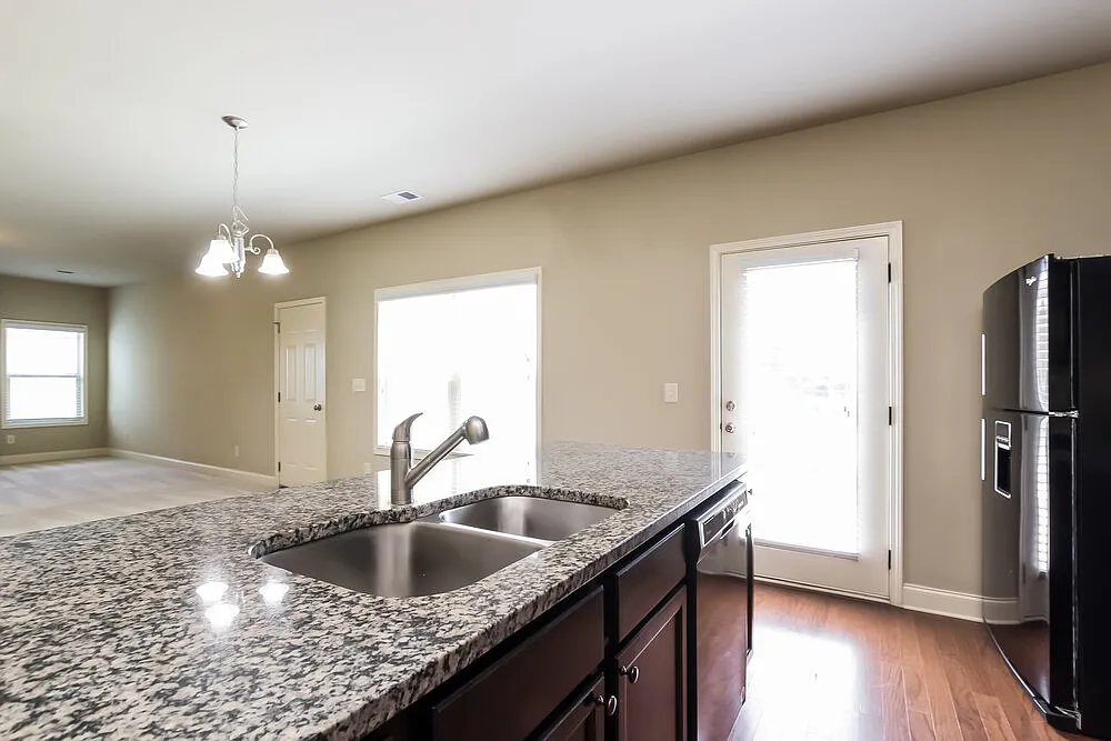 4 bed, 2.5 bath, 2387 sqft, $2,490 — Photo 4