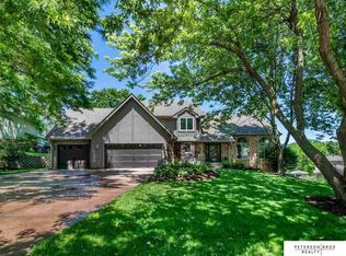 6122 Lamplighter Dr, Omaha, NE 68152