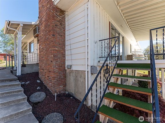 3rd image of 105 S Houston Avenue