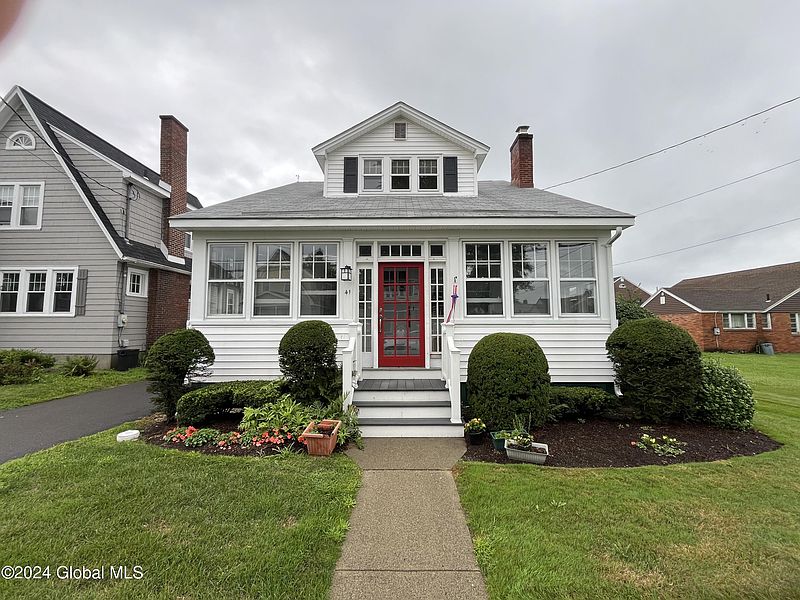 3rd image of 41 Meadowlawn Avenue