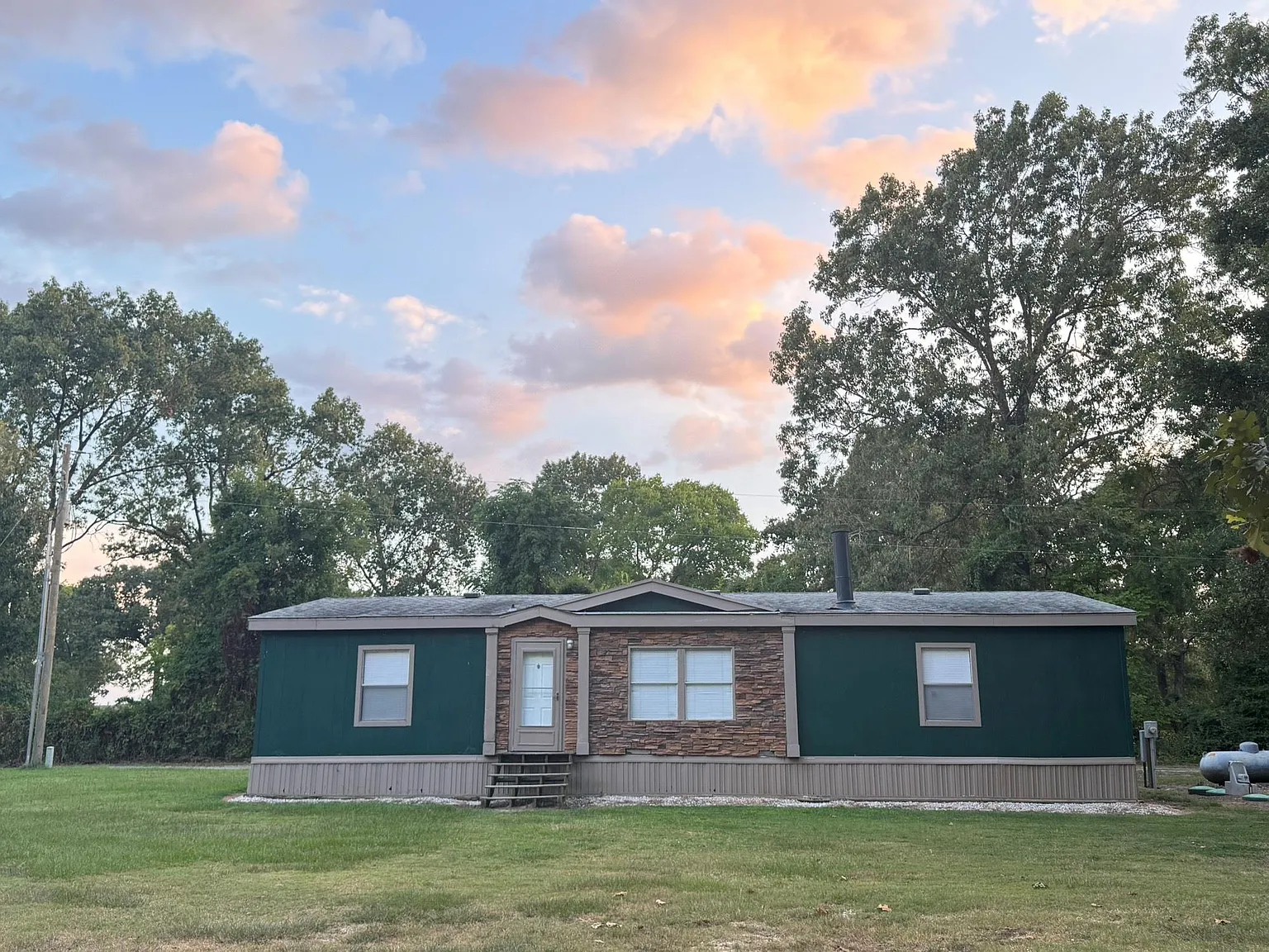 3 bed, 2.0 bath, 1500 sqft, $1,350 — Photo 1