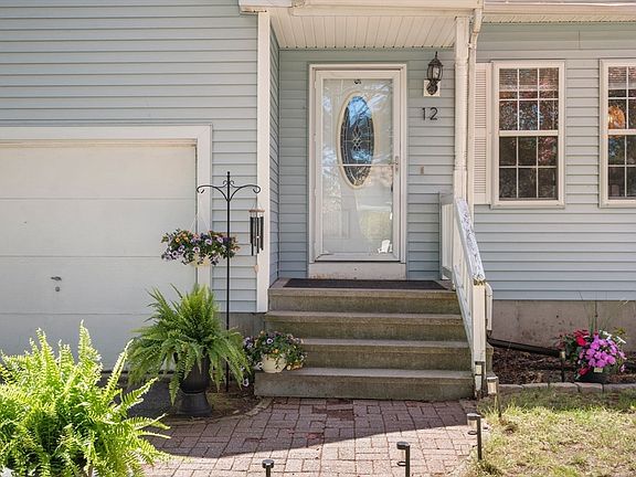 3rd image of 12 Magnolia Ln