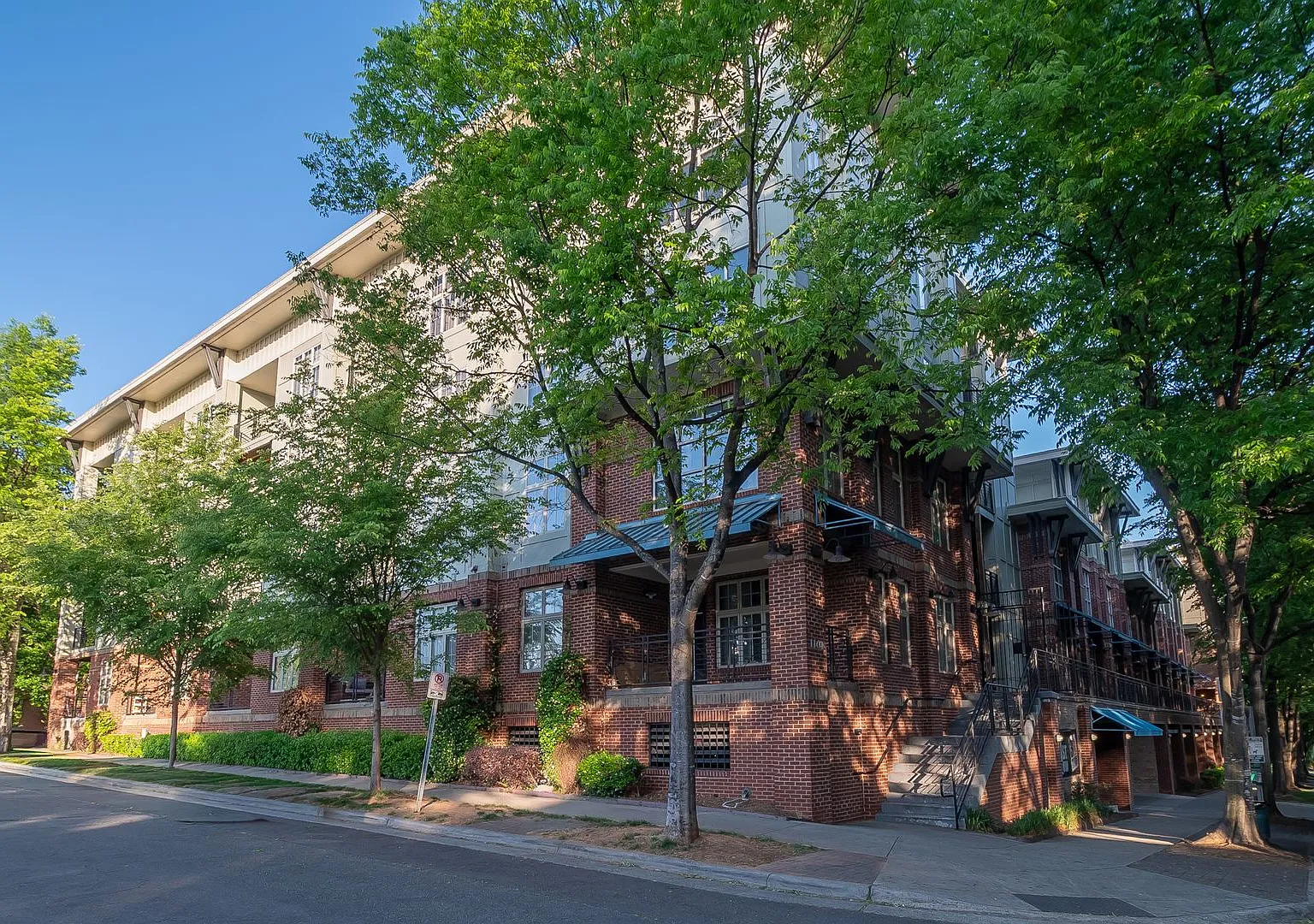 Wonderful 2bd/2bth uptown condo! lots of space in a beautiful building — Photo 2