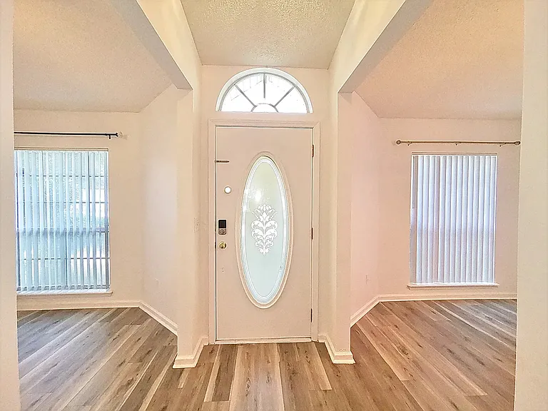 2107 Willesdon Dr E — Photo 4