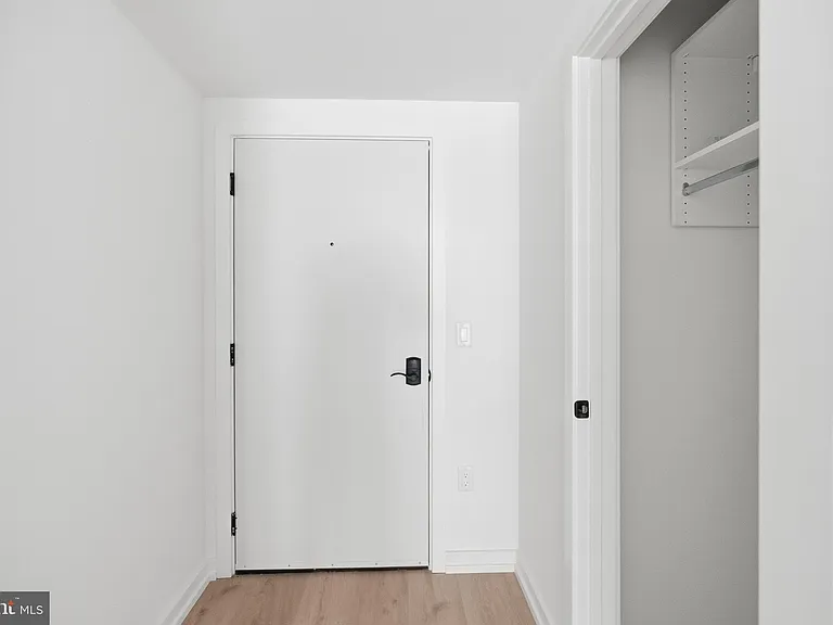 209 New St #2G — Photo 2