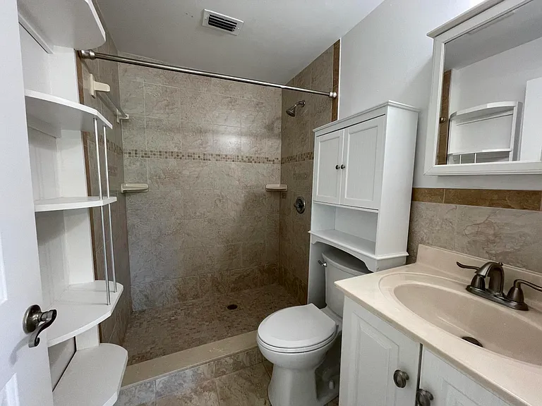 701 SE 4th St #WEST — Photo 4