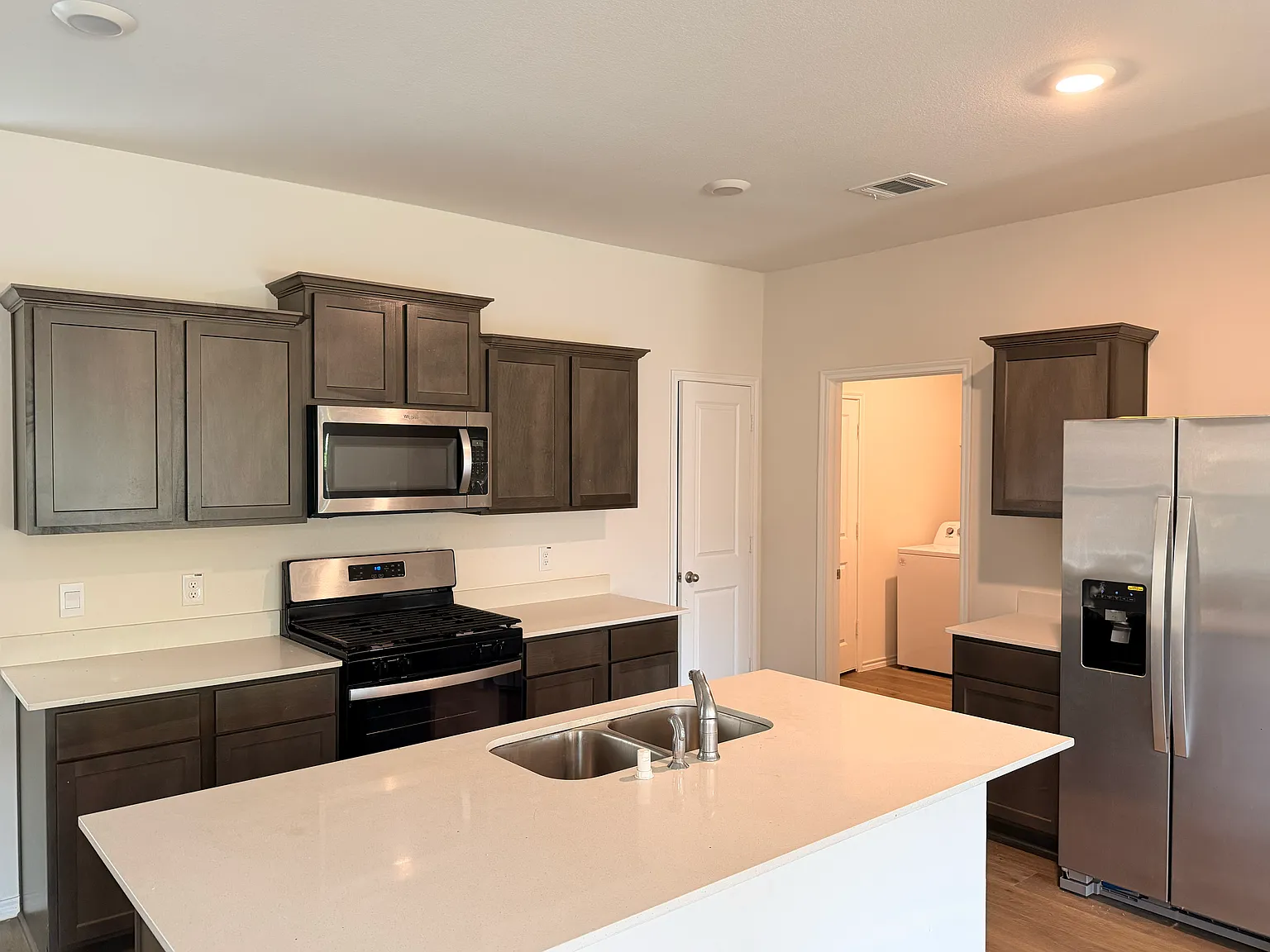 4 bed, 2.5 bath, 2129 sqft, $2,350 — Photo 3
