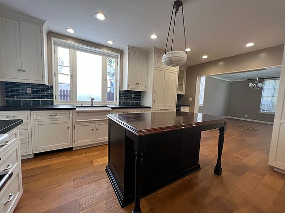 Open kitchen plan. Up to date Appliances
