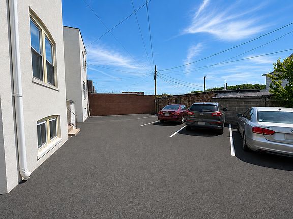 2nd image of 136 Bedford St #1-R