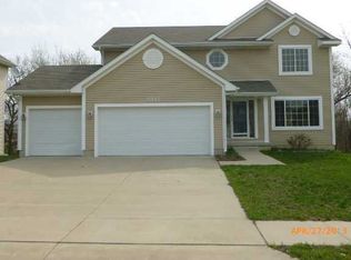 5327 E Kenyon Cir, Des Moines, IA 50320