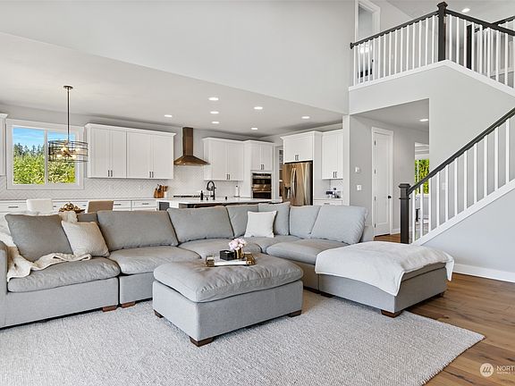5th image of 13706 190th Avenue E