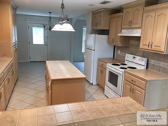 3rd image of 1029 Champlain Dr