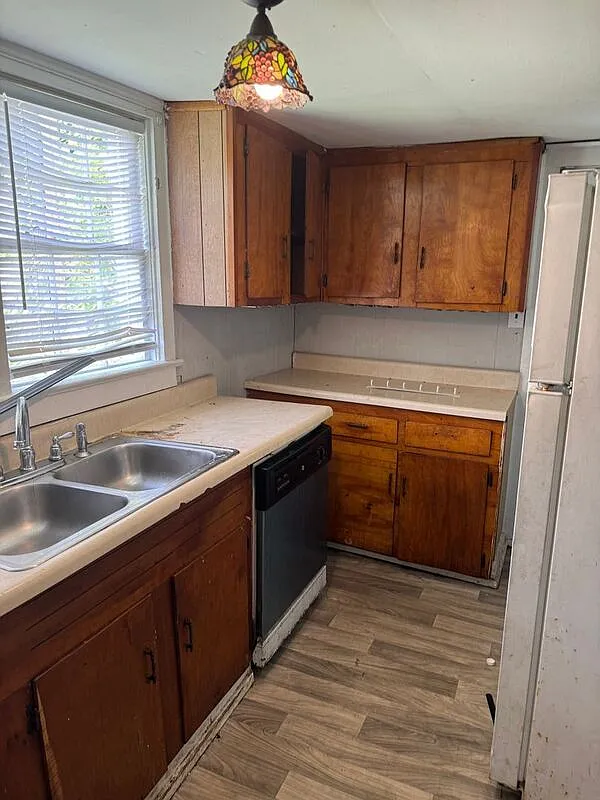 3 bed, 1.0 bath, 1006 sqft, $1,550 — Photo 3