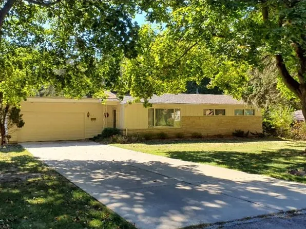 1541 La Cresta Dr, Freeport, IL 61032