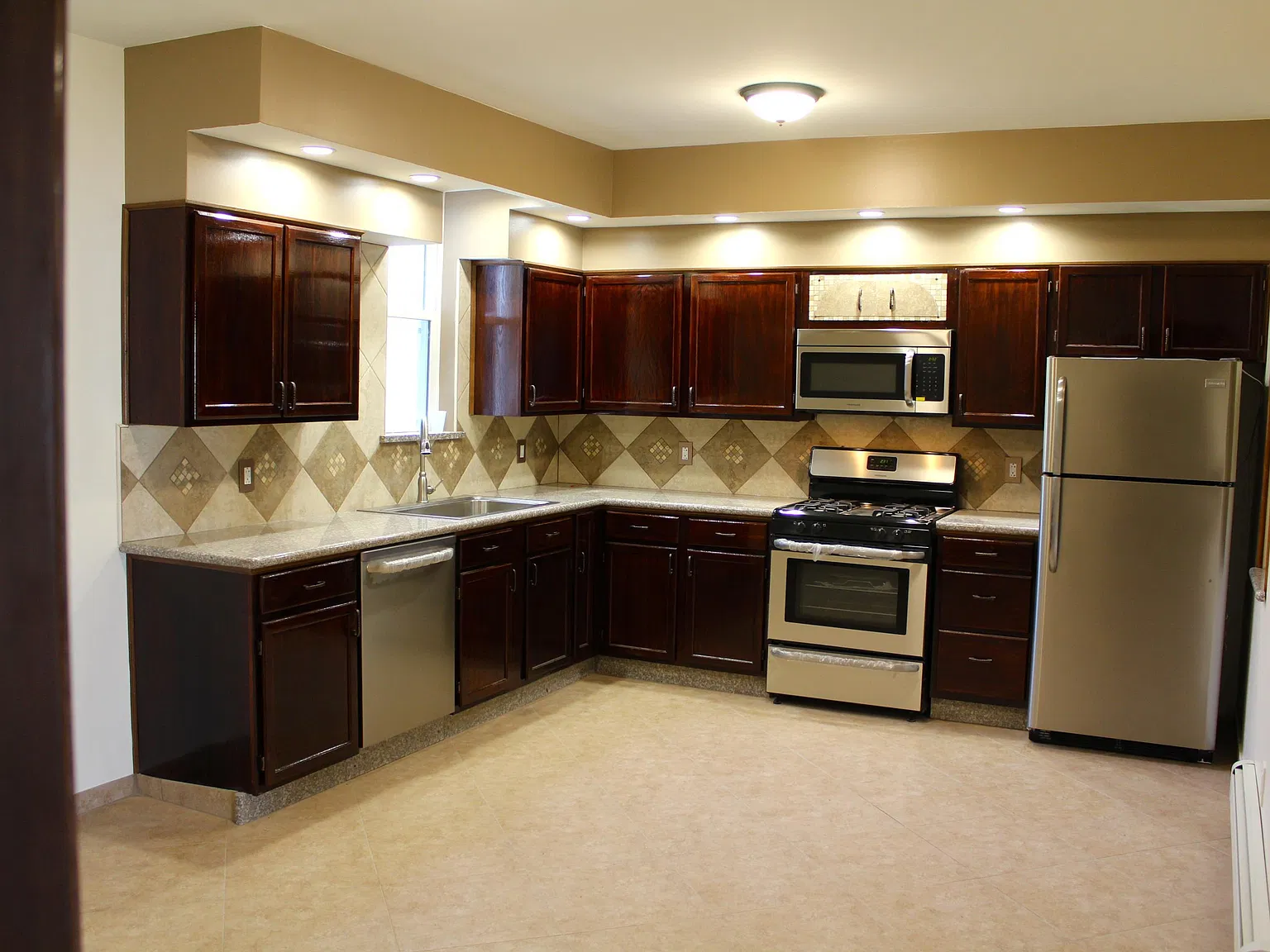4 bed, 2.0 bath, 2174 sqft, $975 — Photo 4