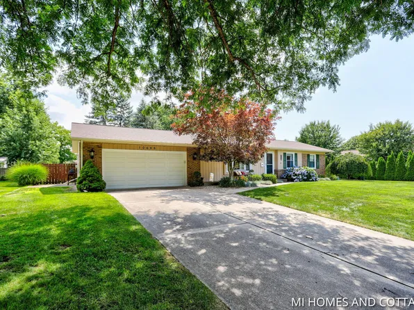 10686 Brookview Dr, Zeeland, MI 49464
