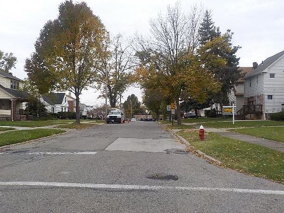 4th image of 20916 Hillgrove Ave