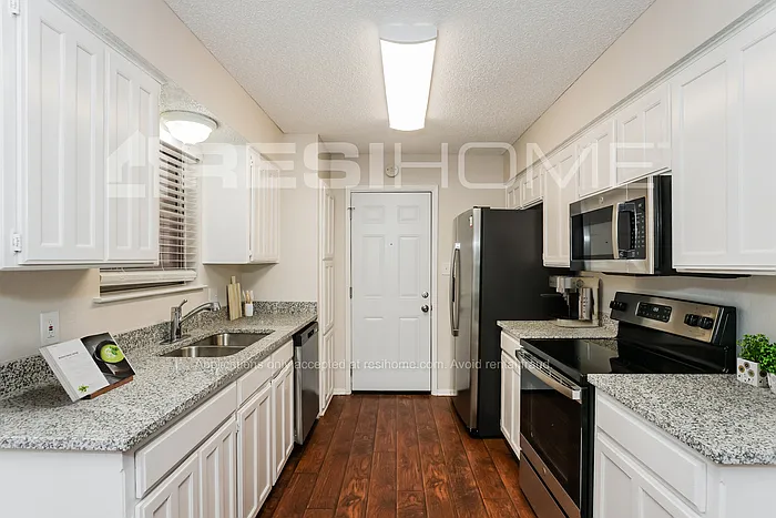 6589 Old Mill Cir — Photo 3