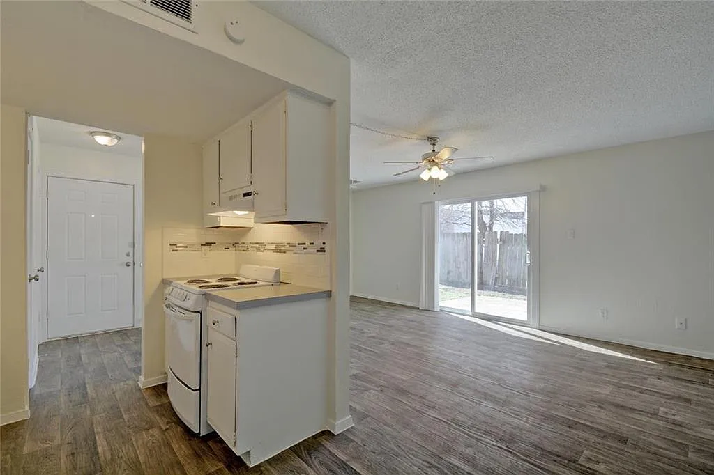 2 bed, 1.5 bath, 900 sqft, $1,295 — Photo 4