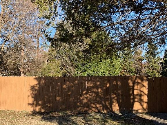 4th image of 1601 Meadow Dr