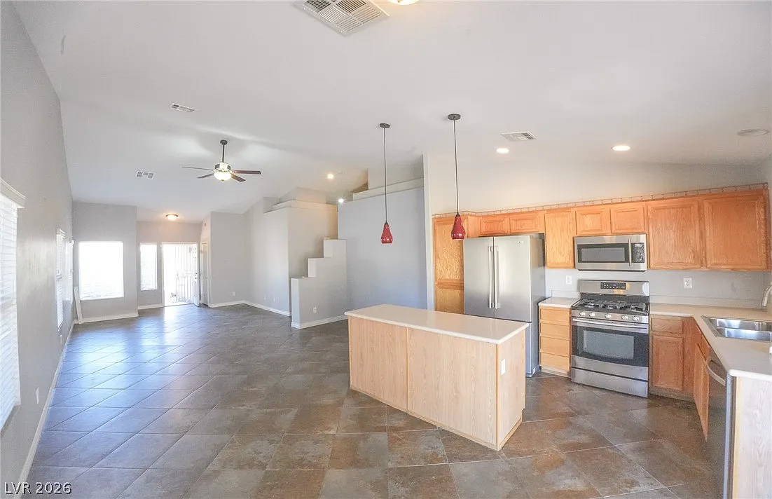 3 bed, 2.0 bath, 1430 sqft, $1,995 — Photo 4
