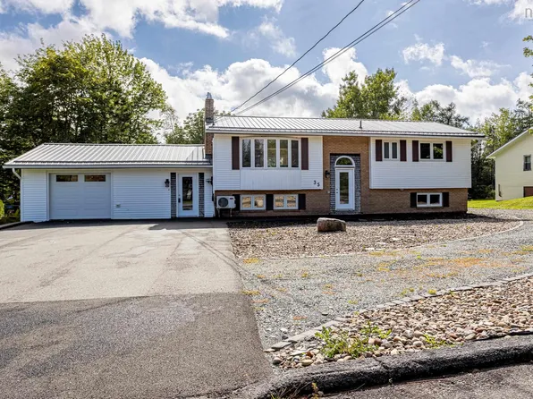 35 Ernest Ave, Beaver Bank, NS B4G 1C1