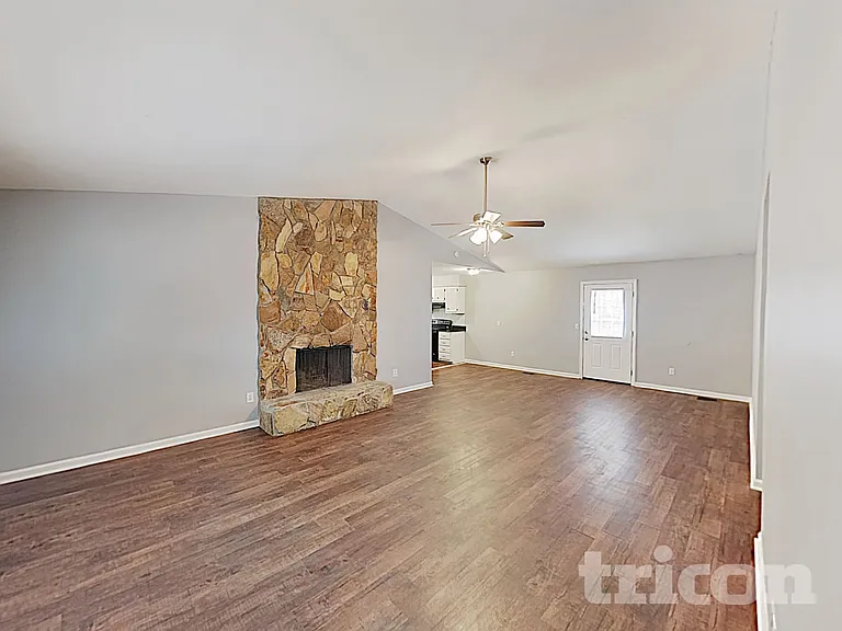 208 Pond Ridge Rd E — Photo 4