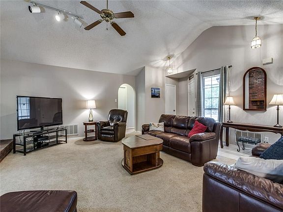 5th image of 112 Carolyn Ln