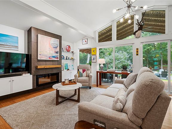 4th image of 303 Brookside Dr E