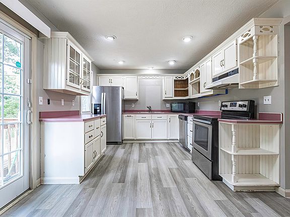 3rd image of 42 Bernwood Dr