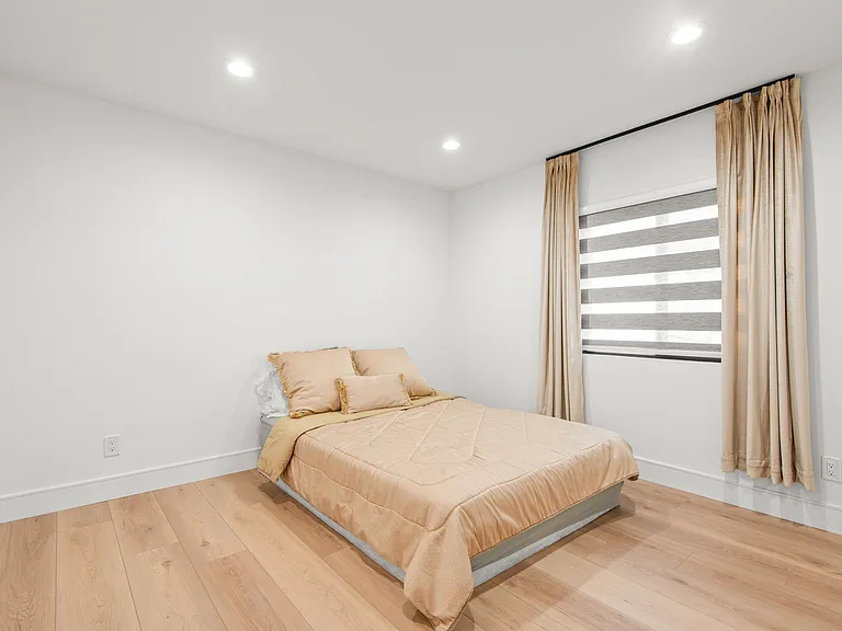 3007 S Hobart Blvd — Photo 13