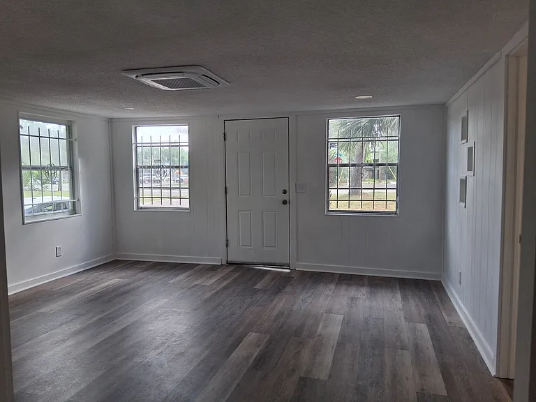 2904 Moncrief Rd — Photo 3