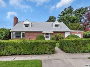 30 Center St, Hicksville, NY 11801