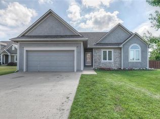 903 Hemlock St, Paola, KS 66071