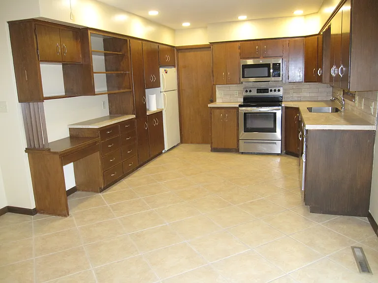 200 S College Dr — Photo 3