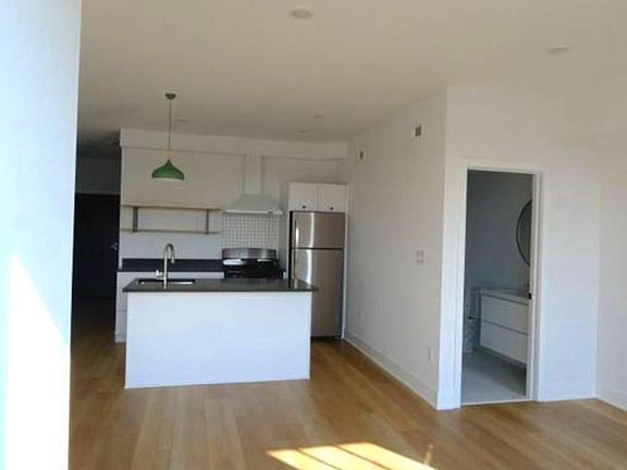 4th image of 3148-50 Richmond St #10