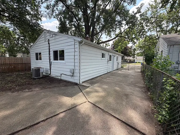 1961 Goulson Ave — Photo 19