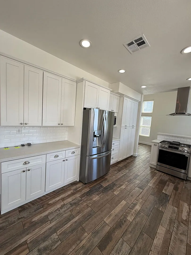 Great Mission Oaks home with pool and entertainers yard — Photo 3