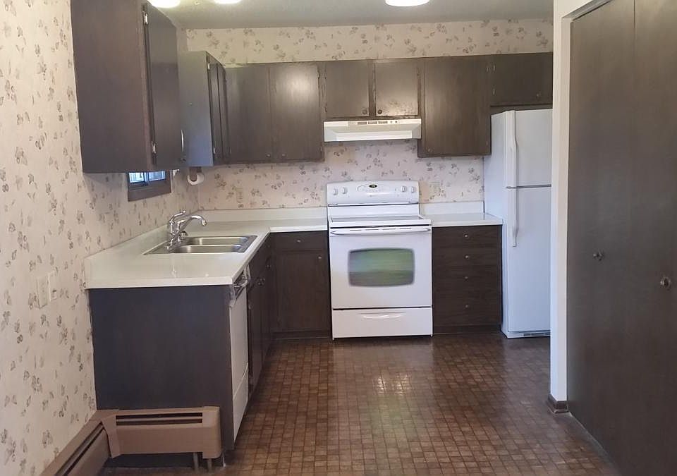 Kitchen with stove, refrigerator, dishwasher