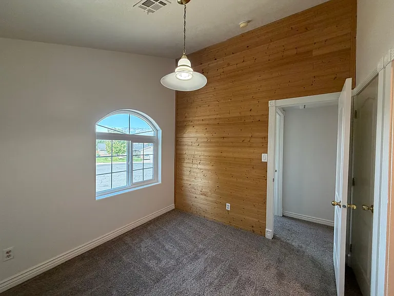 135 N 350 W — Photo 38