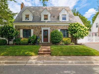 39 Midwood Road, Rockville Centre, NY, 11570