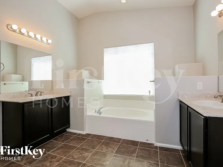 6137 River Belle St — Photo 8