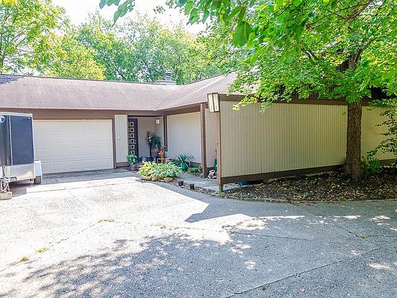 2nd image of 814 Sunset Dr #A