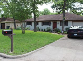 2300 Yosemite Dr, Bryan, TX 77803