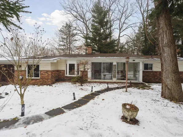 3894 Watuga St, Commerce Township, MI 48390