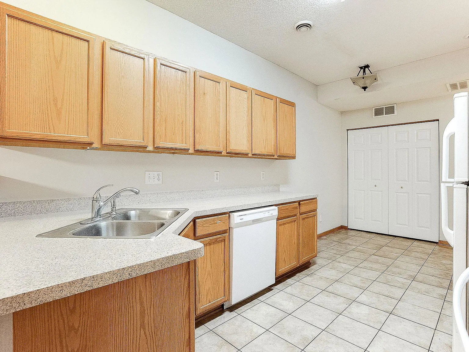 3 bed, 1642 sqft, $2,295 — Photo 3